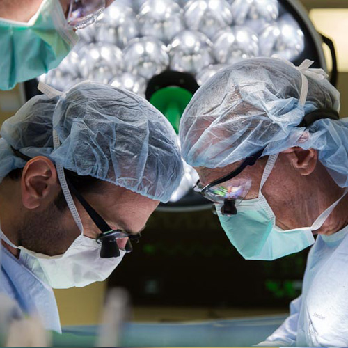 Dos cirujanos realizan una operación en el quirófano