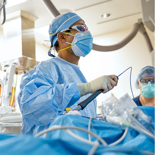 Imagen que muestra a un electrofisiólogo cardíaco realizando un procedimiento