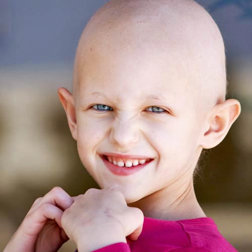 Niño sonriente con cáncer de sangre pediátrico
